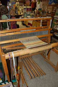 Weaving loom with weaving in progress